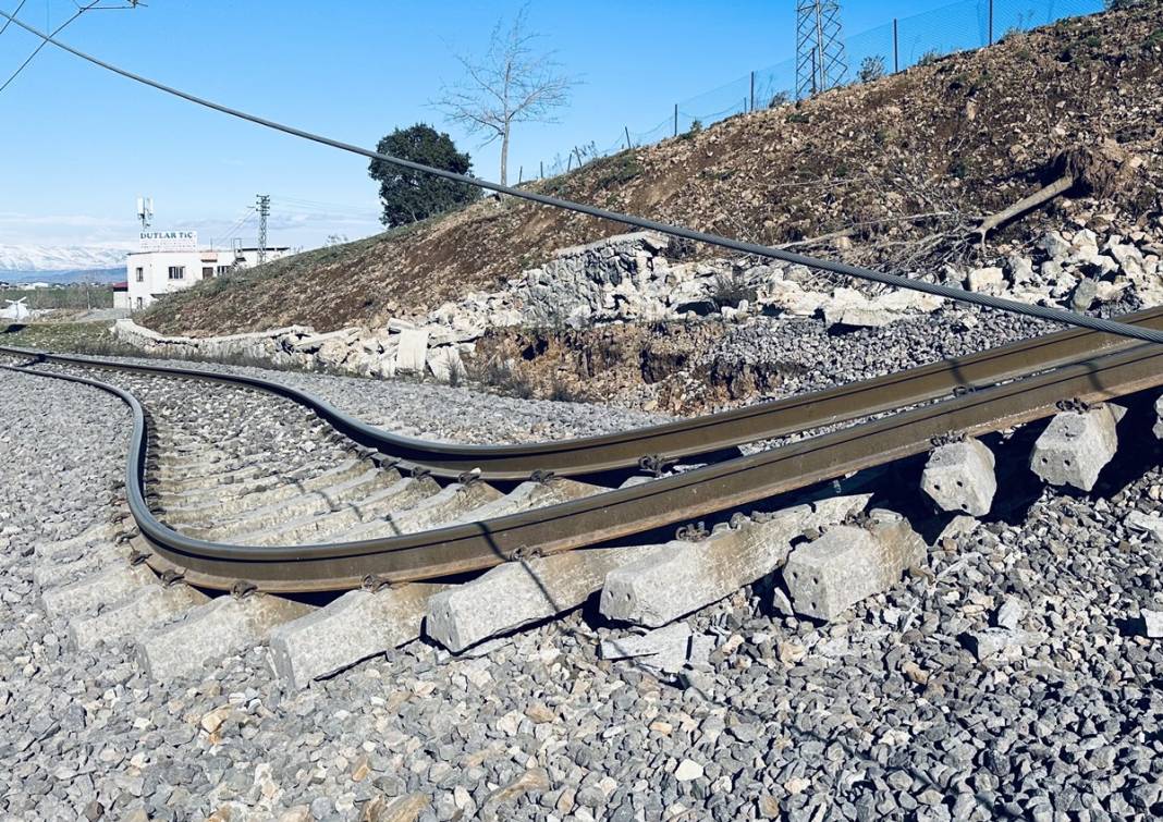 Deprem demiryollarını da vurdu! Raylar eğrildi, trenler devrildi, kayalar düştü! İşte dehşetin fotoğrafları 7